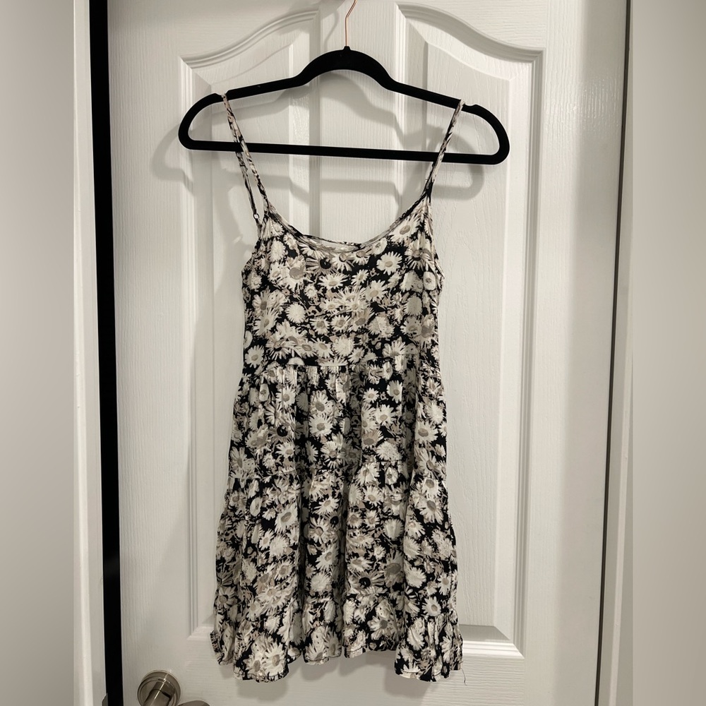 Forever 21 black and white floral flowy mini-dress. Size Small.